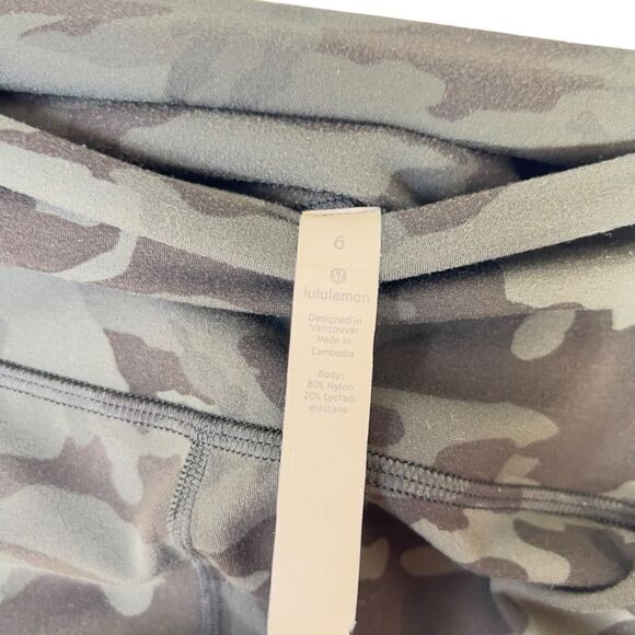 Lululemon "WUNDER UNDER CROP" Black DENIM Camo Mid Rise size 6 - Picture 4 of 15